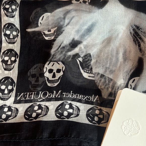 ALEXANDER MCQUEEN Classic Bellflower Silk Scarf Black & Ivory - Picture 9 of 13